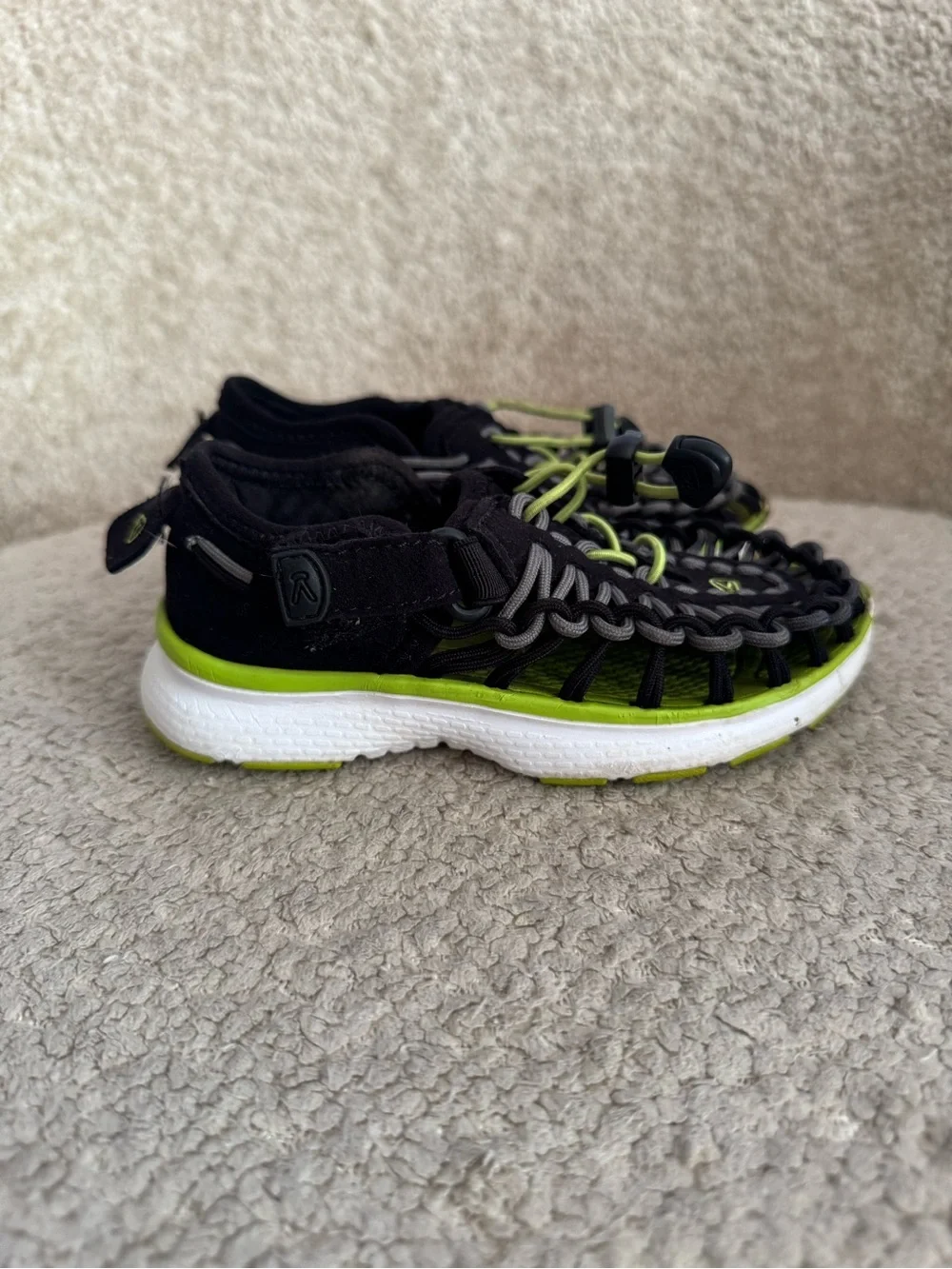 KEEN Uneek O2 Kids Sandals US 9 Black Green Corded Water Shoes Outdoor